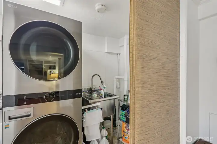 Full size washer and dryer (new in 2024 and stay with home) plus utility sink