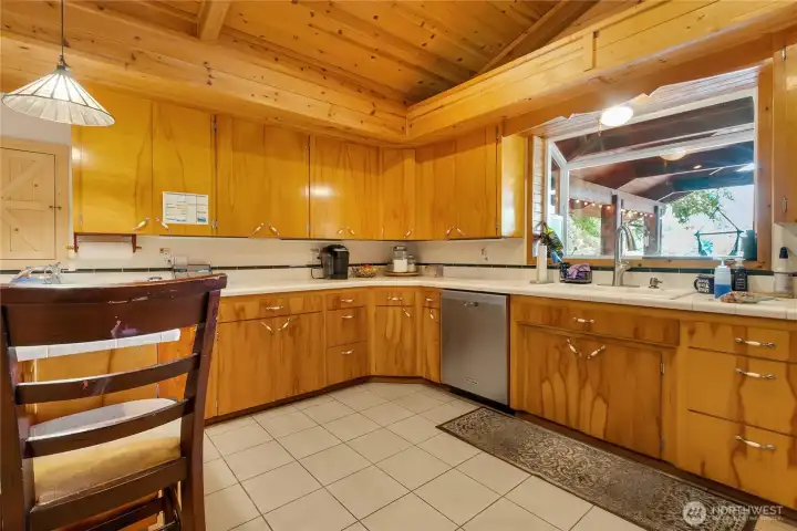 Open kitchen w eating nook