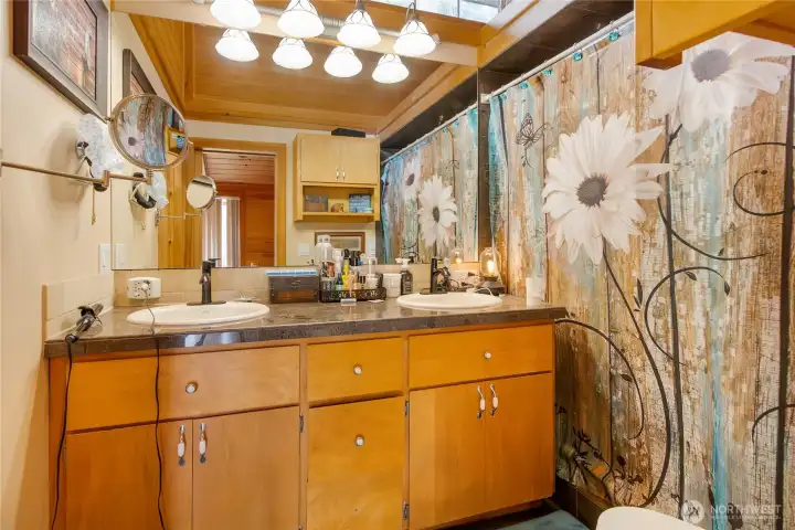 Primary bath w double sink