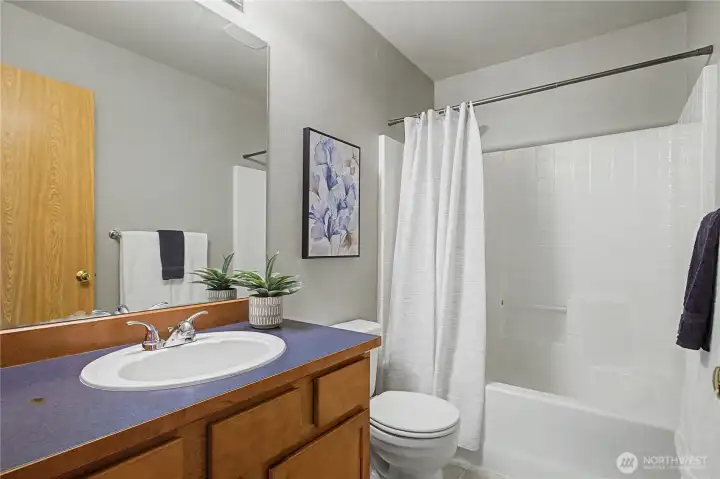Full Bath off Hallway