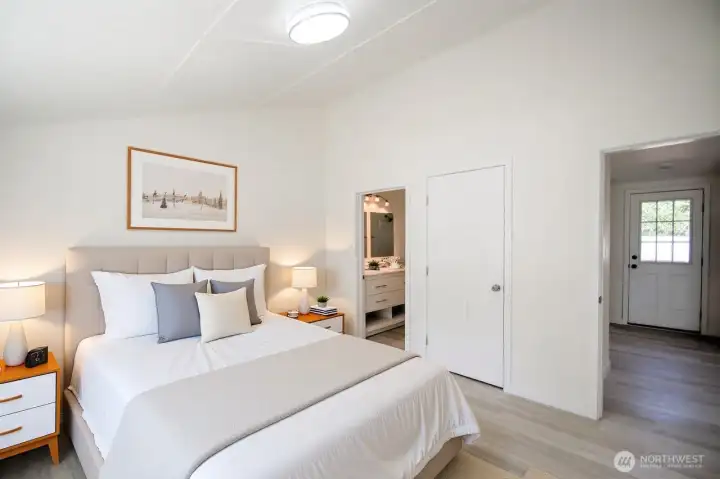 Primary bedroom with en suite (Virtually staged)