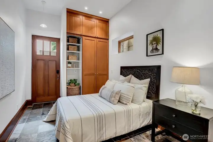 MIL/4th bedroom has lower street level entry!