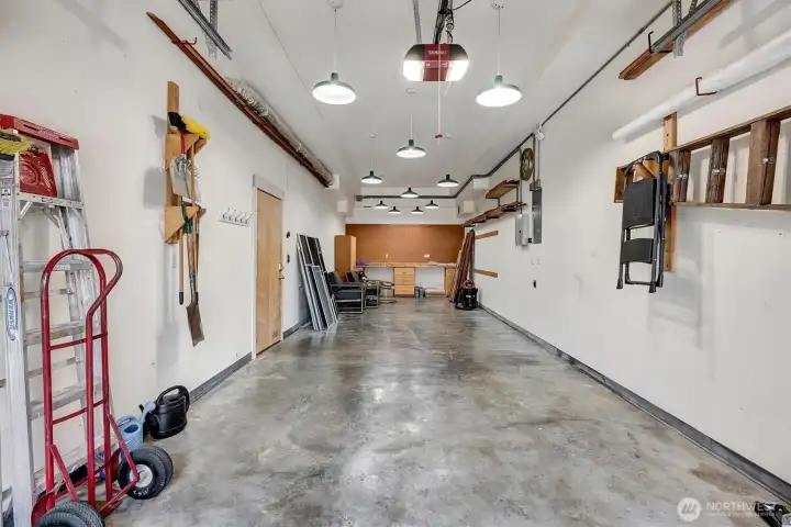 Fantastic 600sq ft 2 car tendem garage and shop! 15' high ceilings!