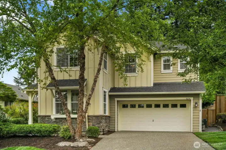 Charming 4-bedroom, 2.5 bath home located at the end of Douglas Ave. Very quiet and private.