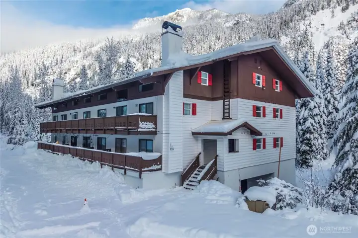 Experience the magic of winter at Alpental. Surrounded by snow-covered mountains and just moments from the ski slopes, this cozy mountain retreat offers the perfect basecamp for all your winter adventures.