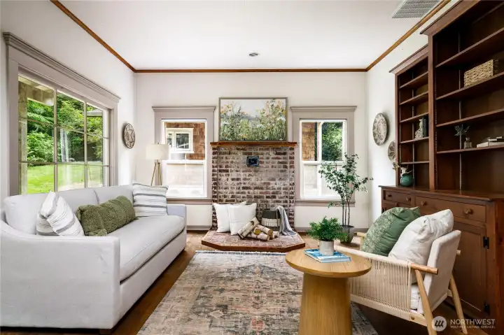 Original hardwood floors and an easy hook up for chimney. Original hardwood floors and an easy hook up for chimney.