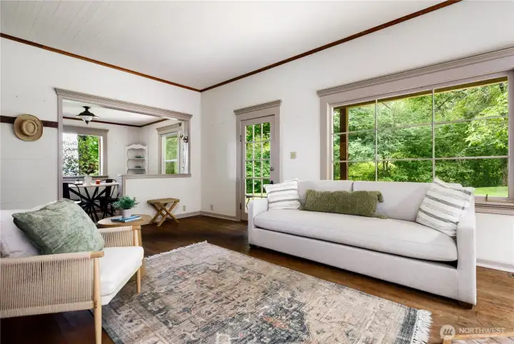 Living room flows easily into the dining room. Living room flows easily into the dining room.