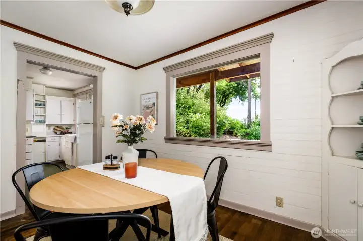 Great flow into kitchen. Great flow into kitchen.