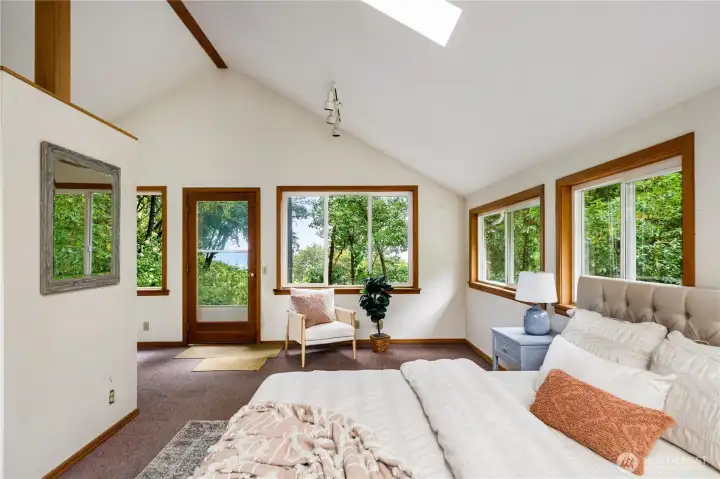 Commanding views and high ceilings make this floor special. Commanding views and high ceilings make this floor special.