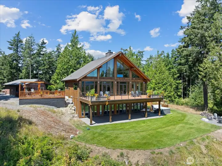 Perfectly positioned on 7-acres Perfectly positioned on 7-acres