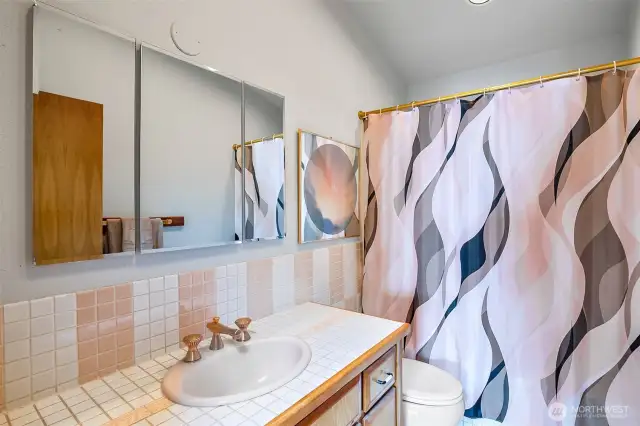 Upper level full bath