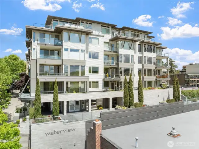 Modern elegance meets prime location—this sleek downtown Kirkland condo at Waterview offers upscale living just steps from the waterfront, shops, and dining.