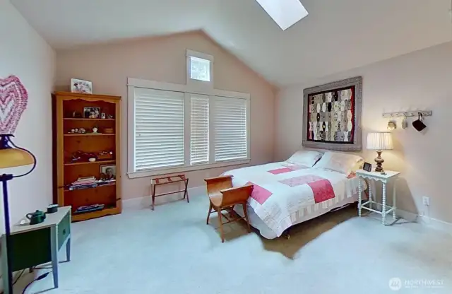 2nd-level bedroom