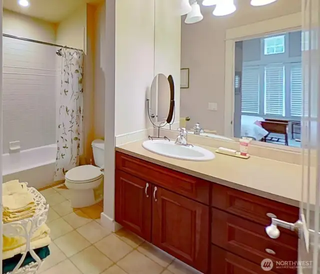 2nd-level full bath
