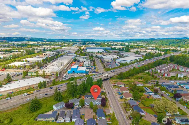 Great location! Walking distance to Kent Station