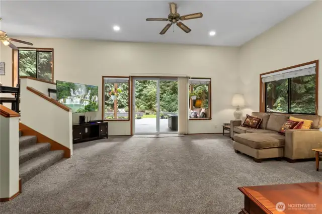 Extra tall ceiling and slider to the back deck, yard & garden