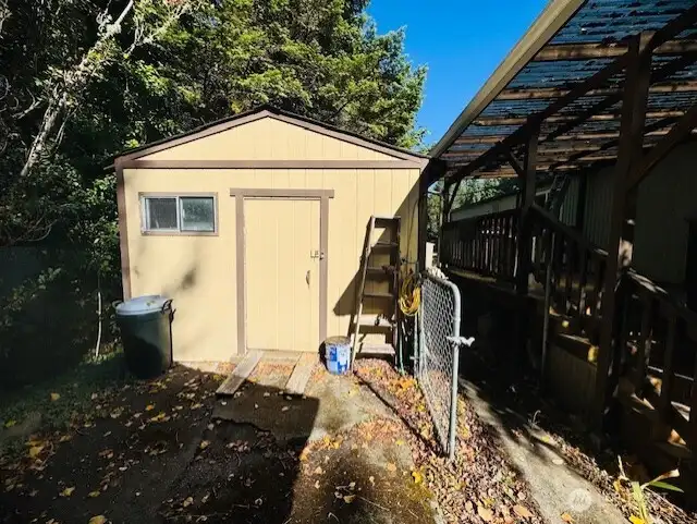 Shed space / front