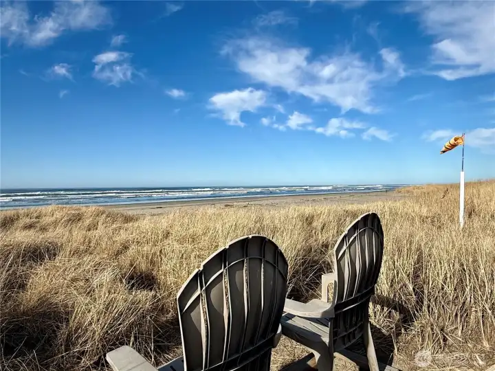 Take a rest at the chairs with a view of the ocean