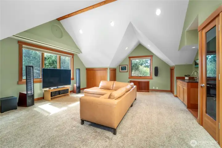 Huge projection-ready bonus room