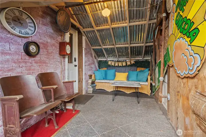 Separate entrance to airbnb/3rd bedroom