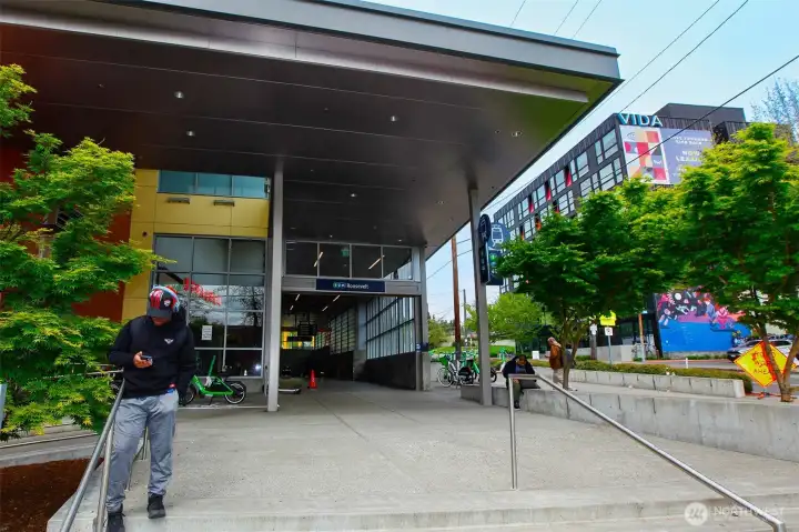 Accessibility: Easy access to the Burke-Gilman Trail and the Roosevelt Light Rail Station (less than a mile away) for a quick commute downtown.