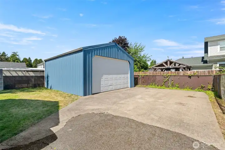 Garage at the back of the property. Garage at the back of the property.
