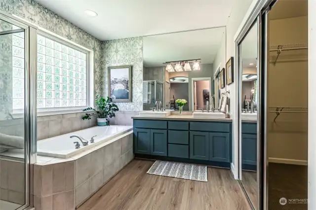 En suite bathroom with large soaking tub