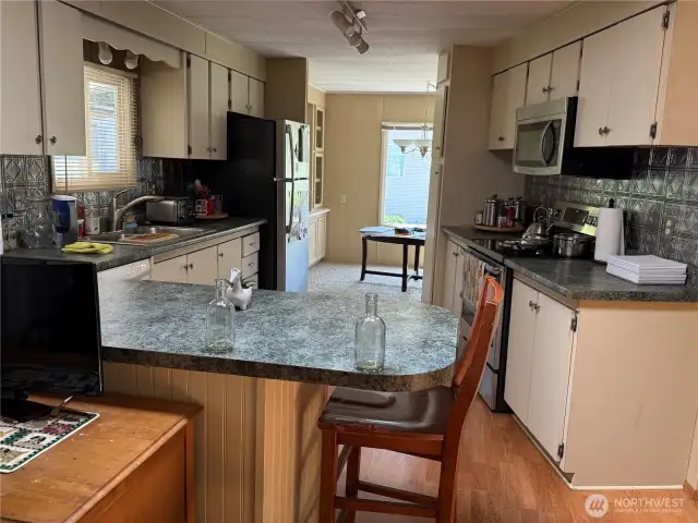 Kitchen w/breakfast bar
