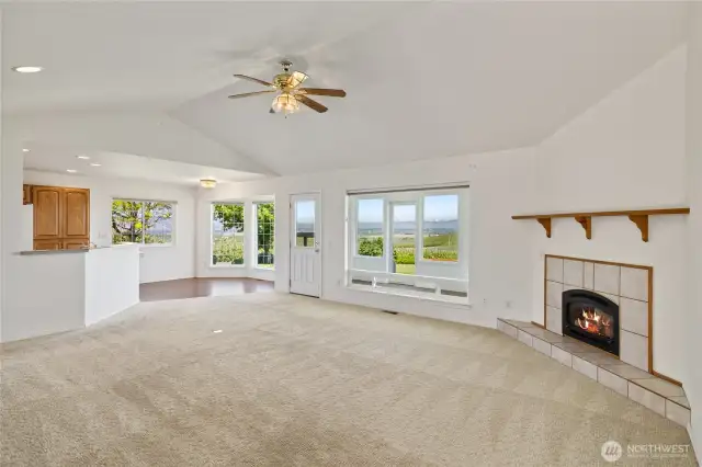 Open floorplan with nice size great room with gas fireplace