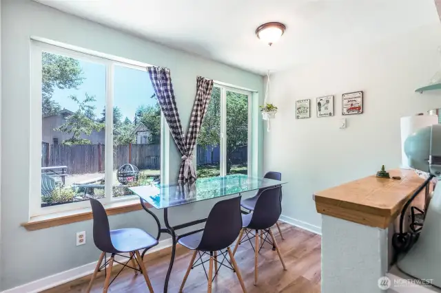 Cheery breakfast nook with view of the backyard, perfect to watch the birds while getting the day started.