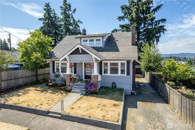 nice long driveway plus street parking