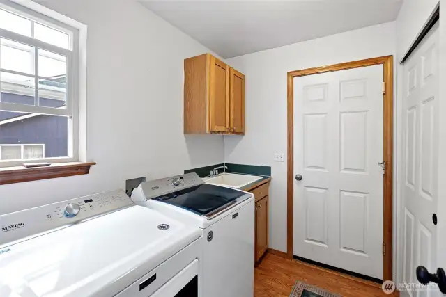 Laundry/mud room with large utility sink