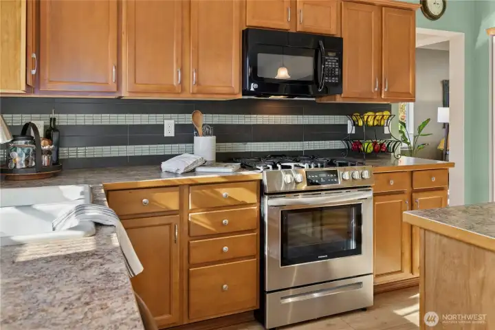 Lovely tile backsplash and natural gas cooktop/oven