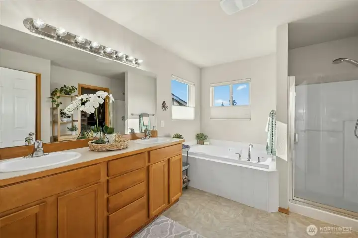 Primary 5-piece bath with soaking tub, shower and private water closet