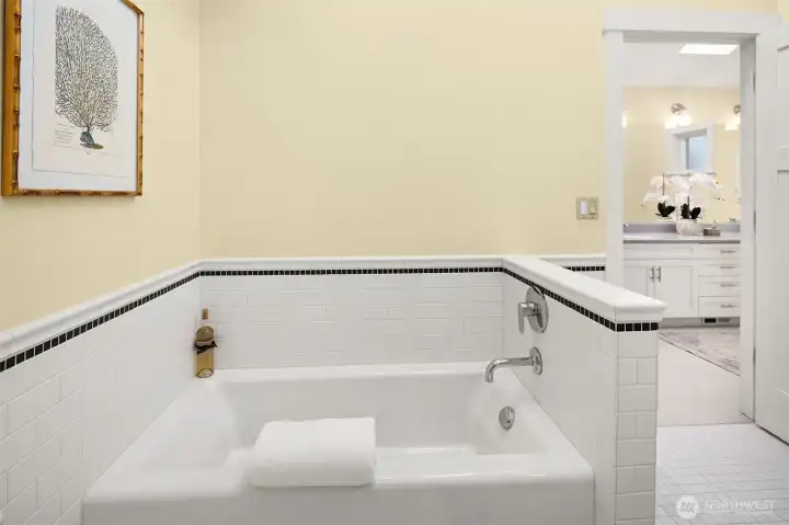 Ensuite Spa-like bathtub.