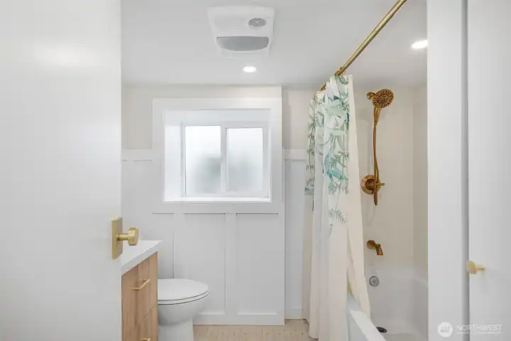Lower-level full bath