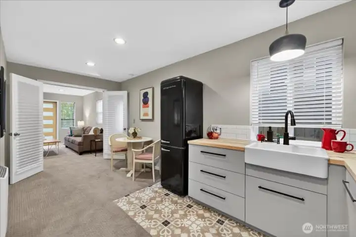 Main floor kitchen kitchenette MIL