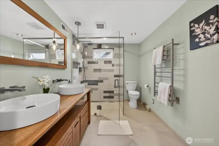 2nd floor Main en Suite bathroom