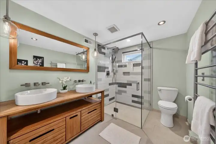 2nd floor Main en Suite bathroom