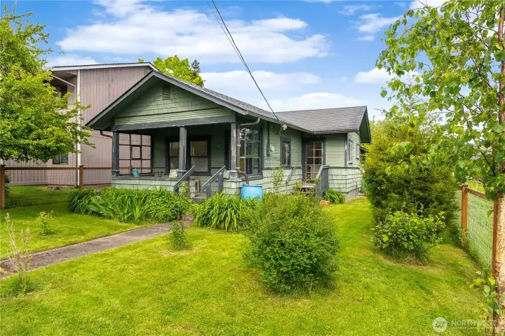 Welcome to this charming Roosevelt bungalow.