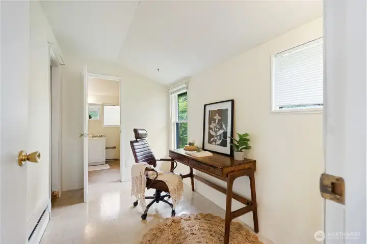 Bonus room/office space
