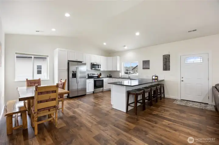 Kitchen w/ eating bar Kitchen w/ eating bar