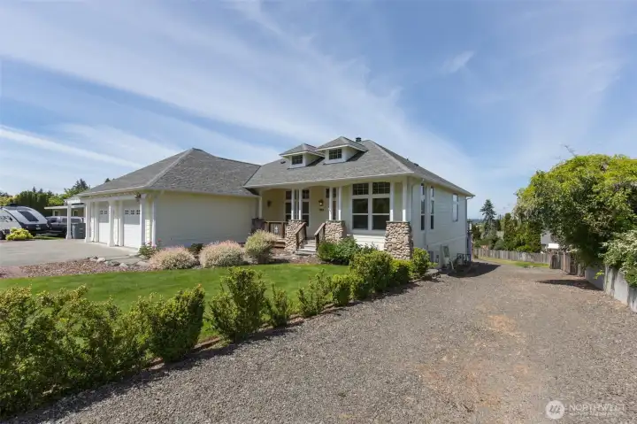 wide driveway to back and workshop