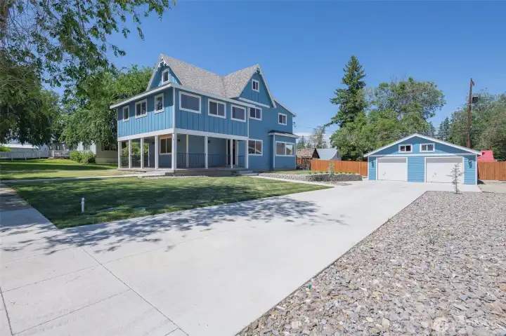 Welcome to 209 W Ash St! This 1920 property has been fully remodeled and ready for new owners! Welcome to 209 W Ash St! This 1920 property has been fully remodeled and ready for new owners!