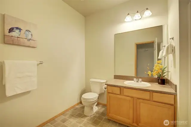 Full bath in hallway