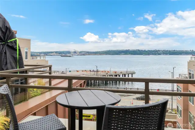 The rooftop deck features a convenient kitchenette, a BBQ for effortless outdoor grilling, and stunning expansive views—a perfect spot for relaxation and entertaining. Located in middle building 1950, Floor 5.