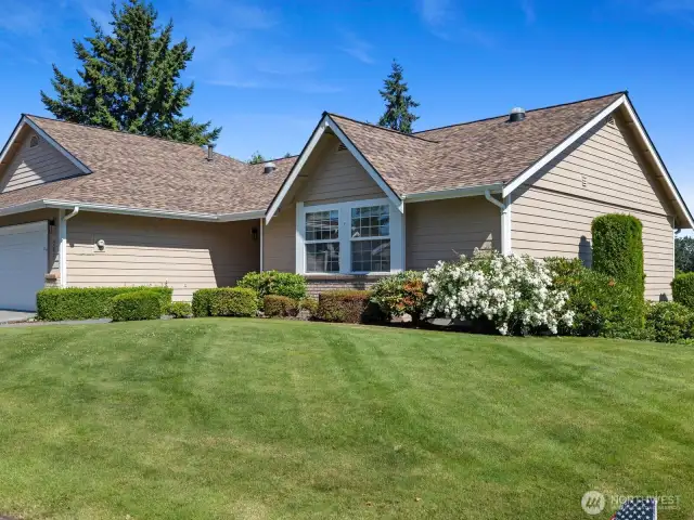 Large maintained (by the HOA) front yard-no mowing necessary