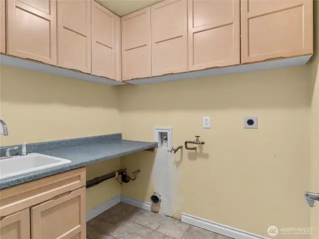 Utility Room washer/dryer hookups