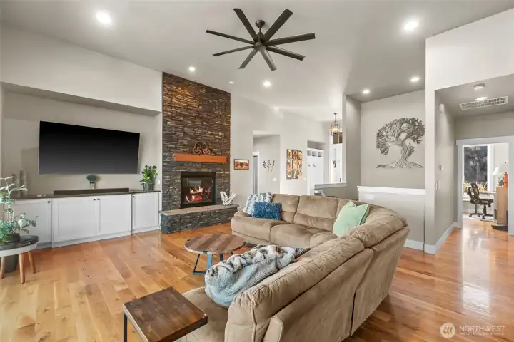 Great room, with built in floor outlets.