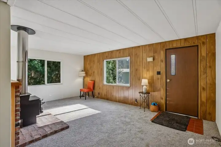 Spacious living room facing the front door